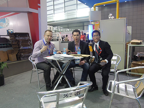 感謝現(xiàn)場(chǎng)購(gòu)買(mǎi)單片釘箱機(jī)的印度客戶(hù)