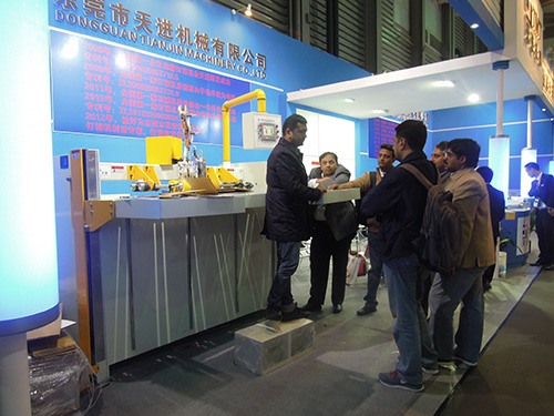 為客戶講解釘箱機械