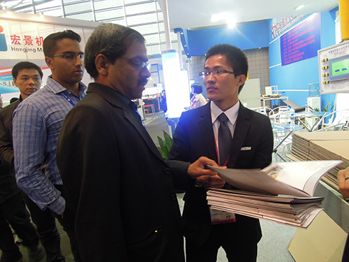 魏經(jīng)理為客戶講解